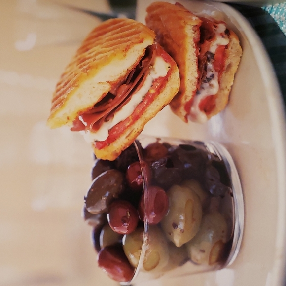 Grilled Cheese: 50 Recipes To Make You Melt (Cookbook) - Picture 6 of 10